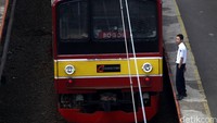 Gangguan sinyal ini berimbas pada terhentinya perjalanan kereta menuju Jakarta dari Bogor.