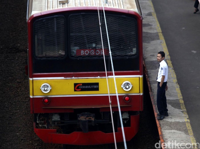 Ribuan penumpang menumpuk di Stasiun Depok Baru, Rabu (03/02/2016). Penumpukan ribuan penumpang ini terjadi akibat gangguan sinyal kereta yang terjadi dari Stasiun Depok Lama hingga Pasar Minggu. Grandyos Zafna/detikcom