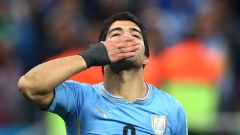 Lalu ada ada Luis Suarez, bintang Barcelona dan timnas Uruguay yang diikuti 14,7 juta followers di Twitter. Foto: Getty Images/Julian Finney