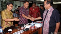 Ketua Komite I DPD RI Akhmad Muqowam menyalami Ketua Presedium Pemekaran Cilacap Barat, Bambang Soeharto sebelum audiensi.