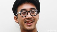 Ini bukan pertama kalinya Danang menggundulkan kepalanya dalam rangka penggalangan dana untuk penderita kanker. Pool/Gus Mun/detikFoto.