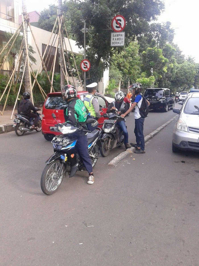 Polisi Tilang Pengendara Motor yang Doyan Lawan Arus di Stasiun Kalibata