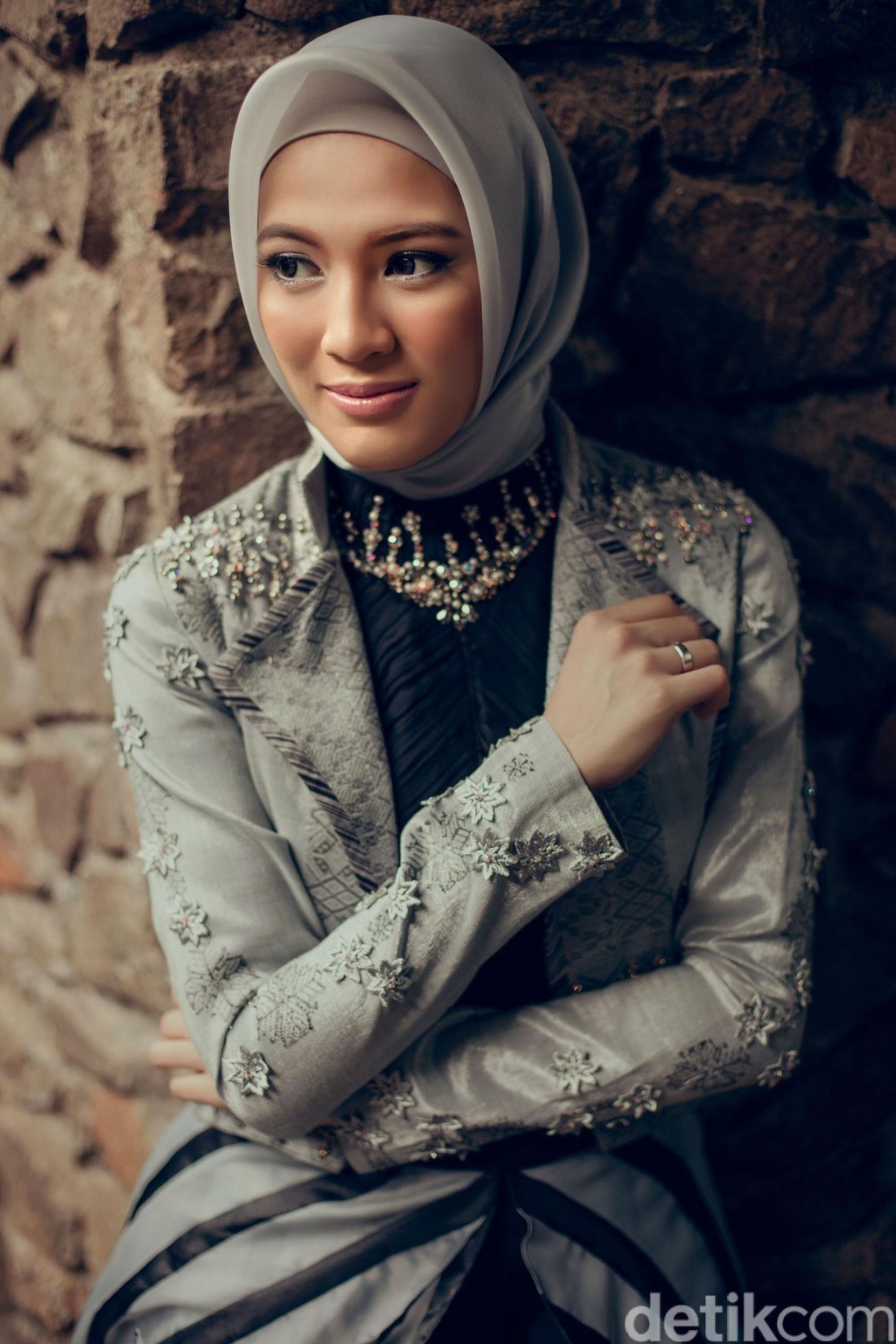 Wardrobe: Shafira. Fotografer: Zaky Akbar. Makeup Artist: Caroline Septerita (Instagram: @carolinasepterita). Stylist: Rahmi Anjani. Model: Alyssa Soebandono.