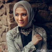 Wardrobe: Shafira. Fotografer: Zaky Akbar. Makeup Artist: Caroline Septerita (Instagram: @carolinasepteritabeauty). Stylist: Rahmi Anjani. Model: Alyssa Soebandono.