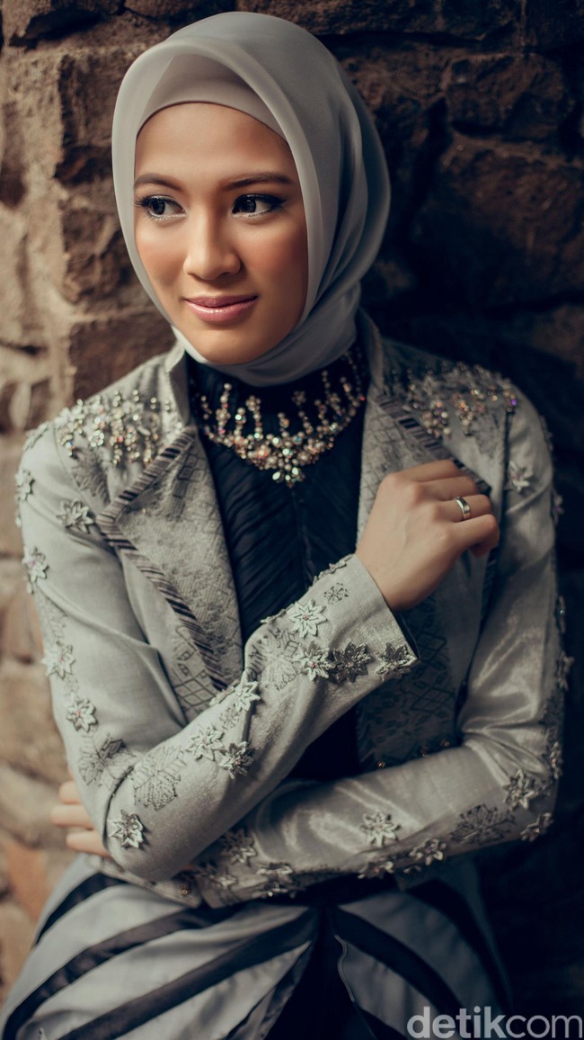 Wardrobe: Shafira. Fotografer: Zaky Akbar. Makeup Artist: Caroline Septerita (Instagram: @carolinasepteritabeauty). Stylist: Rahmi Anjani. Model: Alyssa Soebandono.