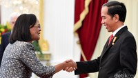 Presiden Jokowi menerima surat dari Duta Besar LBBP Designate Resident Republik Bolivarian Venezuela untuk Republik Indonesia, Gladys Francisca Urbaneja Duran. Ist/Setpres/detikFoto.