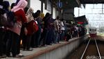 Gangguan Sinyal, Penumpang Kereta Menumpuk
