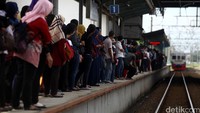 Penumpang menumpuk, menunggu commuter line bergerak.