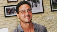 Meski kini sudah menjadi artis, Hamish tak segan-segan untuk tetap makan di warteg. Pool/Gus Mun/detikFoto.