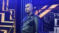 Dhani tampil dengan jaket kulit dan celana serba hitam. Pool/Ismail/detikFoto.