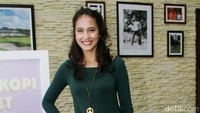 Pada kesempatan itu, ia tampak cantik dibalut dress hijau yang simple dipadu peeptoe heels dan kalung berlambang peace. Pool/Gus Mun/detikFoto.