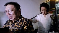 Imelda datang ke Polda Metro Jaya sekitar pukul 21.00 WIB dengan ditemani pengacaranya Yudi dan Andi Joesoef.