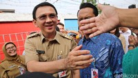 Ahok menyalami warga saat meninjau RPTRA Krendang.