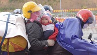 Tak hanya di Indonesia keluarga di China mudik menggunakan sepedamotor. Stringer/Reuters/detikDoto.