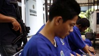 Para tersangka dihadirkan dalam pemusnahan barang bukti dengan penjagaan aparat bersenjata laras panjang.