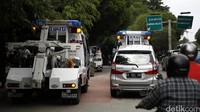 Petugas Dishub melakukan razia mobil parkir sembarangan.