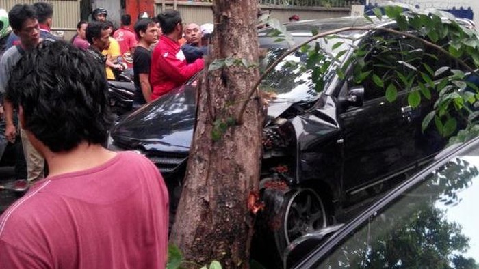 Mobil Tabrak Pohon dan Motor di Mangga Besar