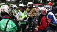 Mereka dirazia karena surat-surat tidak lengkap seperti STNK dan SIM serta memakai atribut TNI. Ada juga pelajar yang tidak menggunakan helm dan tidak membawa STNK sehingga terjaring razia di Jalan Raya Bogor, Ciracas, Jakarta Timur, Rabu (3/1/2016).