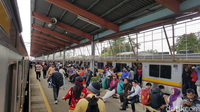 PT KCJ Jangan Cuma Minta Maaf, Dengar Nih Curhat Para Pengguna Commuter Line