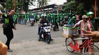 Mereka mendatangi Stasiun Cawang, diduga karena driver wanita GrabBike ditegur oleh ojek pangkalan di sana. Kini kedua driver yang bermasalah itu sudah dibawa ke kantor polisi. Ist/Galih.