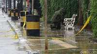 Penjinak bom memeriksa kardus mencurigakan itu.