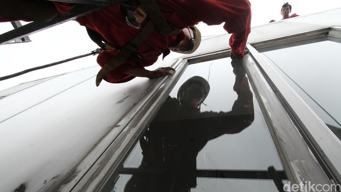 Profesi membersihkan kaca gedung-gedung pencakar langit membutuhkan keberanian. Nyawa pun menjadi taruhan bagi mereka yang memilih pekerjaan ini.