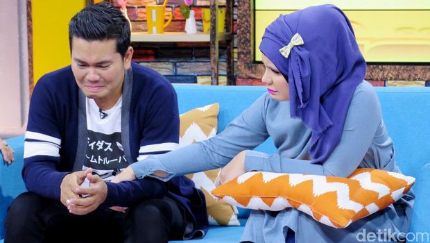 Indra Bekti dan istri di acara Rumpi No Secret