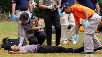 Petugas kepolisian melakukan indentifikasi terhadap korban ledakan.