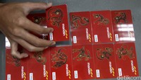 Kartu e-Money ini tampak berwarna merah dan bergambar naga.