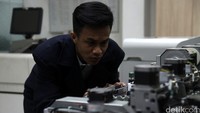 Karyawan tengah mencetak kartu prabayar e-money edisi khusus imlek di Mandiri Sentral Jakarta, Kamis (4/2/2016). 