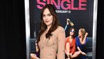 Dakota Johnson Tampil Cantik dan Menawan