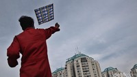 Seperti halnya di China, konon bunyi dengung layang-layang dapat membuat takut burung pemakan padi.
