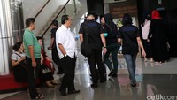Penggeledahan ini menyedot perhatian pengunjung RSCM. Namun aktivitas berobat tetap normal.