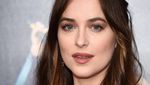 Dakota Johnson Tampil Cantik dan Menawan