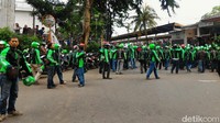 Ratusan driver GrabBike berkerumun di depan Stasiun Cawang, Jakarta, Kamis (4/2/2016). Ist/Galih.