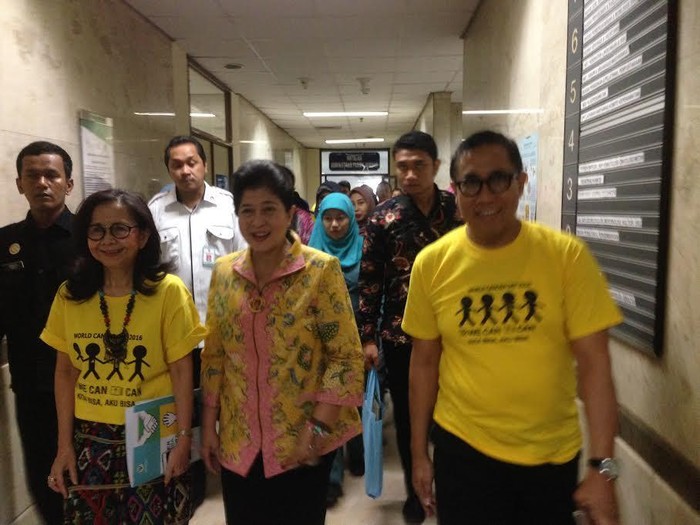Sambangi Anak Pasien Kanker RS Dharmais, Menkes Nyanyi Bareng dan Bagi Kado