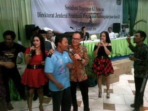 Asyiknya Menteri Hanif Berjoget Bareng Nelayan Kendal