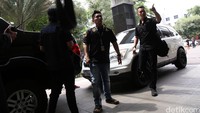 Personel Bareskrim yang mengenakan pakaian serba hitam tiba di RSCM, Jakarta, Kamis (4/2/2016).