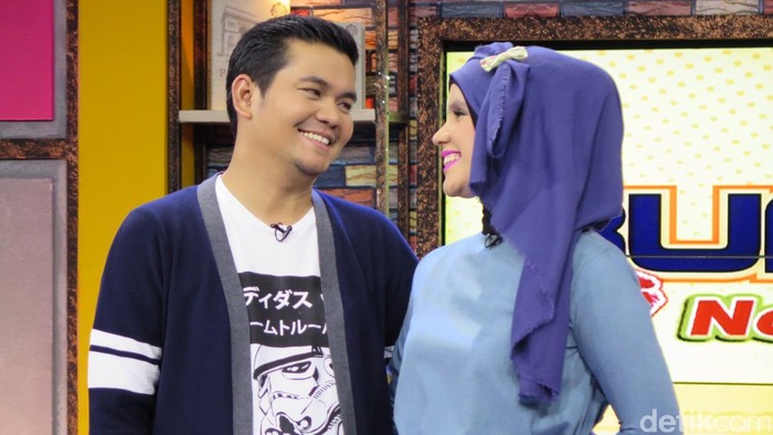 Pelukan di Tempat Ramai, Indra Bekti dan Istri Makin Romantis