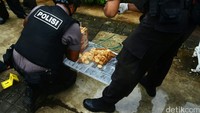 Setelah diperiksa kardus itu ternyata berisi kue.