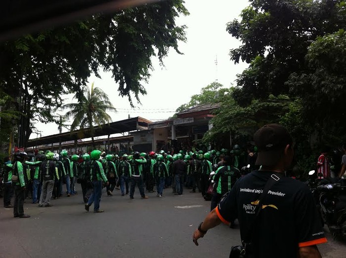 Penampakan Ratusan Driver GrabBike Kuasai Jalan di Depan Stasiun Cawang