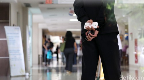 Ilustrasi untuk satpam, security, pengamanan, handy talkie (HT)