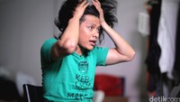 Armand khas dengan rambut panjangnya.