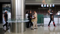 Belum ada keterangan dari Bareskrim dan RSCM akan hal ini. Penggeledahan berlangsung tertutup.