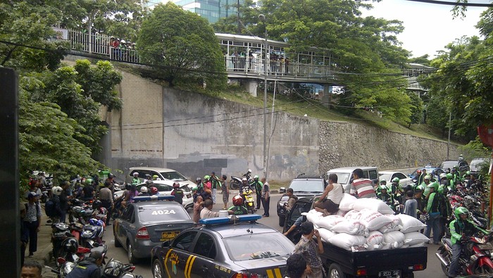 Ratusan GrabBike Masih Bertahan di Depan Stasiun Cawang, Lalin Tersendat