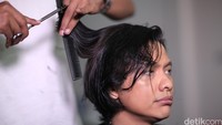Hal ini sempat ditentang olah sang anak yang lebih menyukai tampilannya dengan berambut panjang.