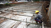 Pekerja menyelesaikan proyek pembangunan Tol Desari (Depok-Antasari) Tahap I di kawasan Jl. TB Simatupang, Jakarta Selatan, Kamis (4/2/2016).