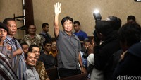 Gubernur DKI Jakarta Basuki Tjahaja Purnama atau ahok mendatangi Pengadilan Jakarta Pusat, Kamis (04/02/2016). Kedatangan Ahok ini unuk menjadi saksi pada kasus pengadaan UPS. Abraham Lunggana atau Haji lulung tampak juga hadir dalam sidang tersebut. Grandyos Zafna/detikcom