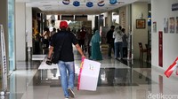 Personel Bareskrim datang dengan membawa boks.