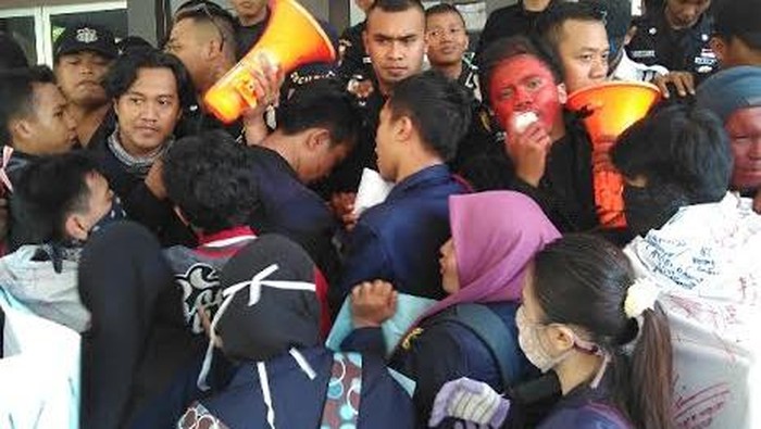 Mahasiswa Unej Tuntut Transparansi Anggaran Atribut KKN